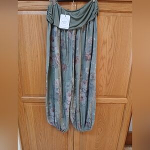 Bottega Moda NWT Size 16 Floral Sage Green Harem Pants. Gorgeous!